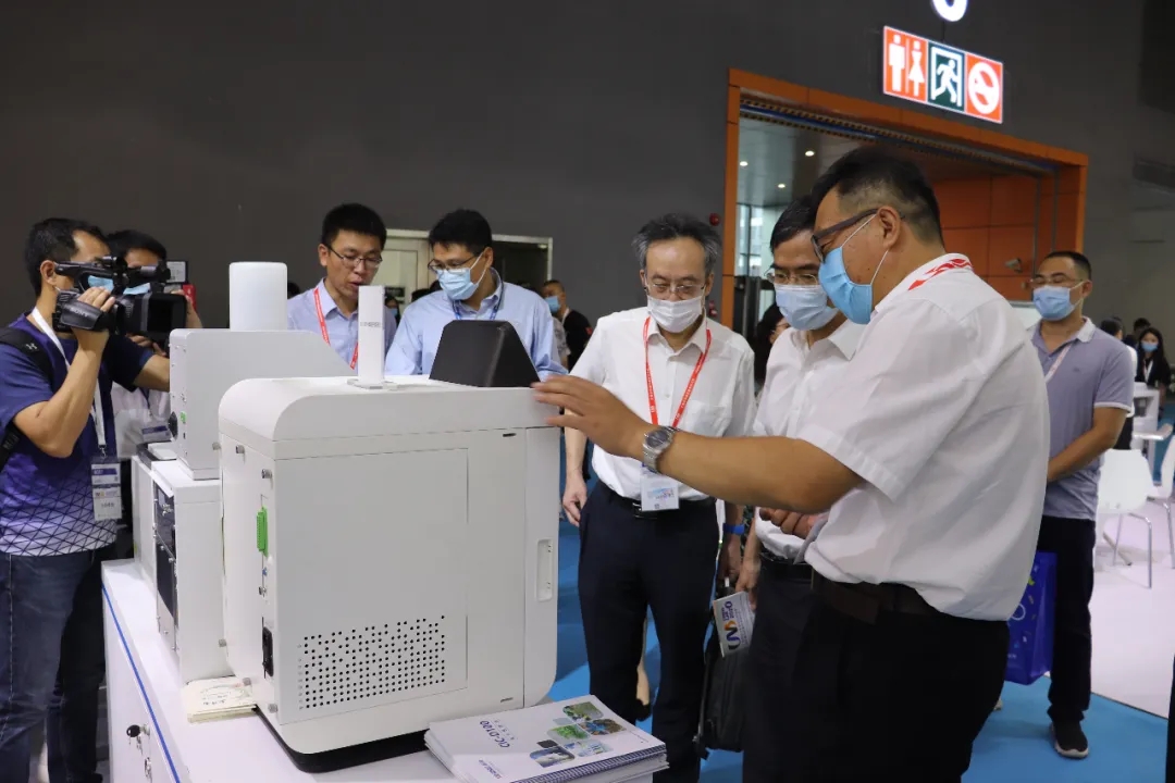 廣東省科技廳龔建文巡視員及中國廣州分析測試中心測試研究所陳江韓所長一行蒞臨盛瀚展位參觀指導 廣東省科技廳龔建文巡視員及中國廣州分析測試中心測試研究所陳江韓所長一行蒞臨盛瀚展位參觀指導